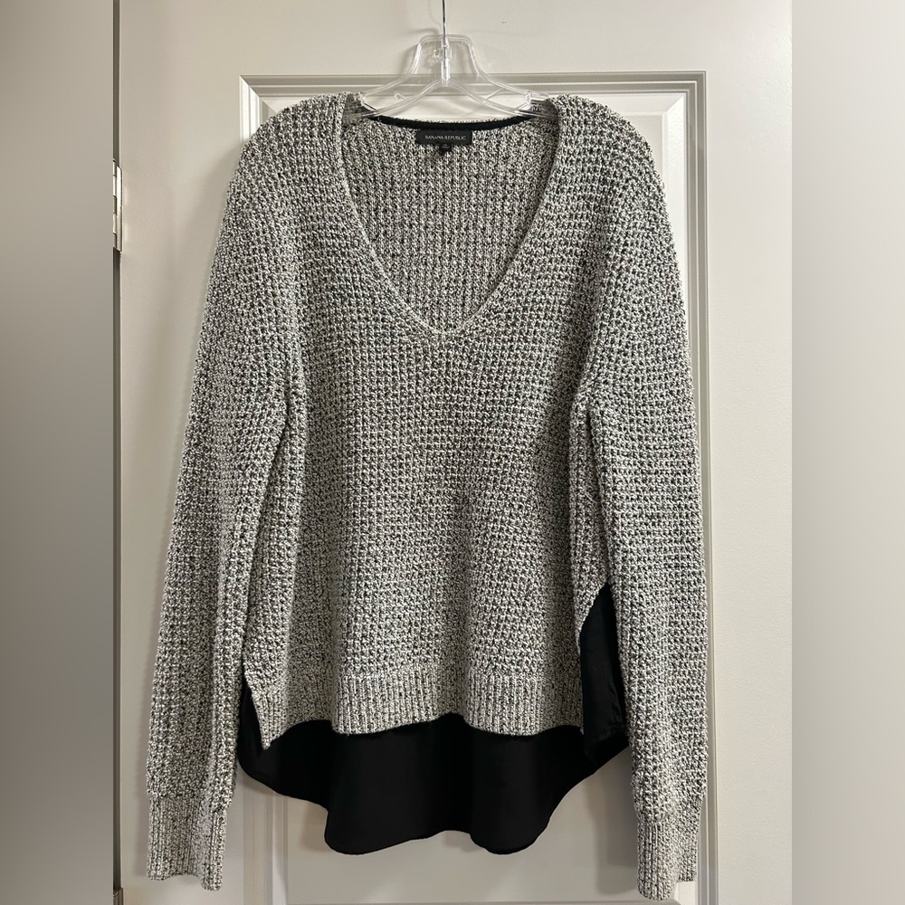 Banana Republic Gray V-Neck Sweater with Modern Design